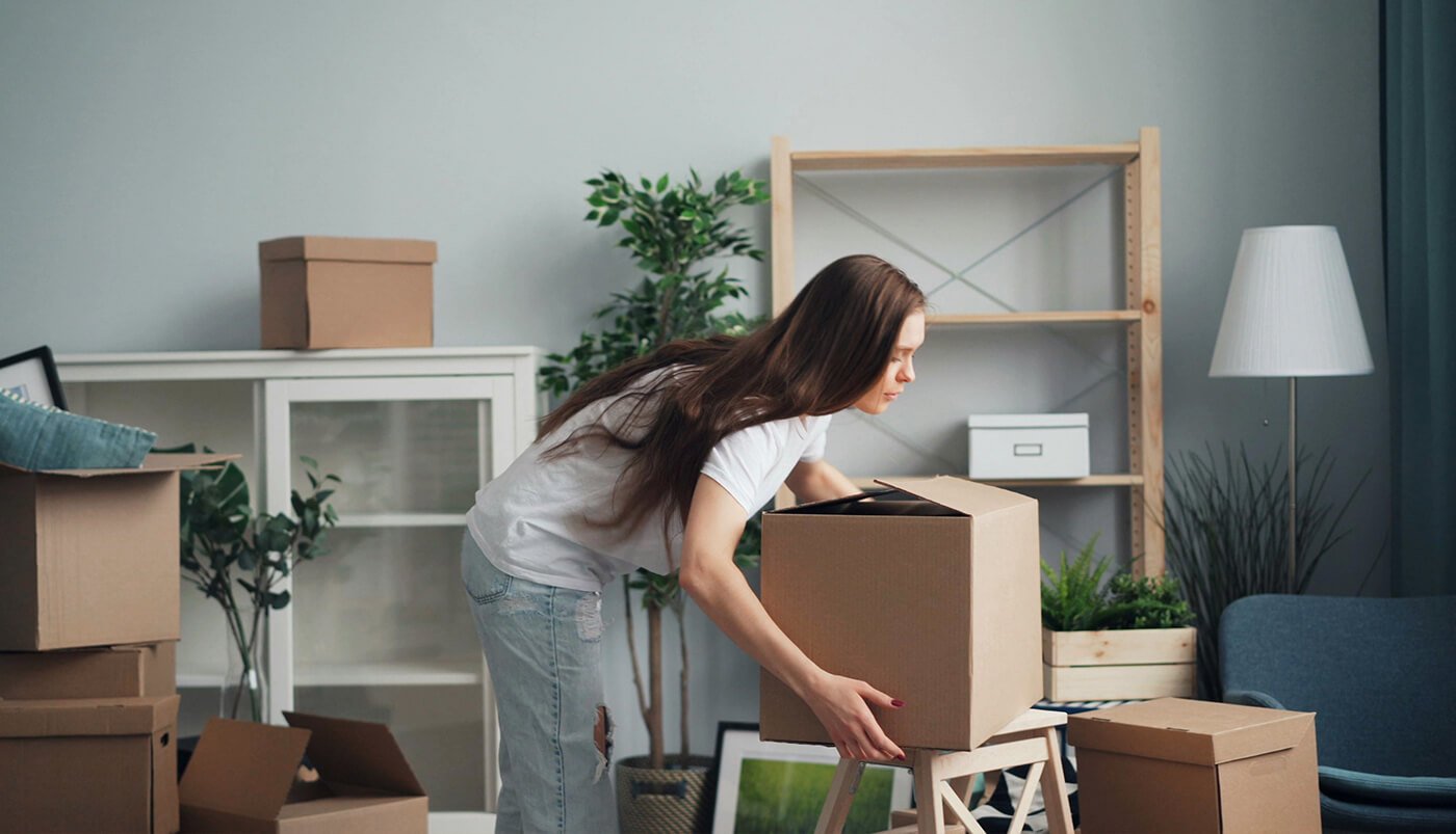 Mujer ordenando cajas en plena mudanza